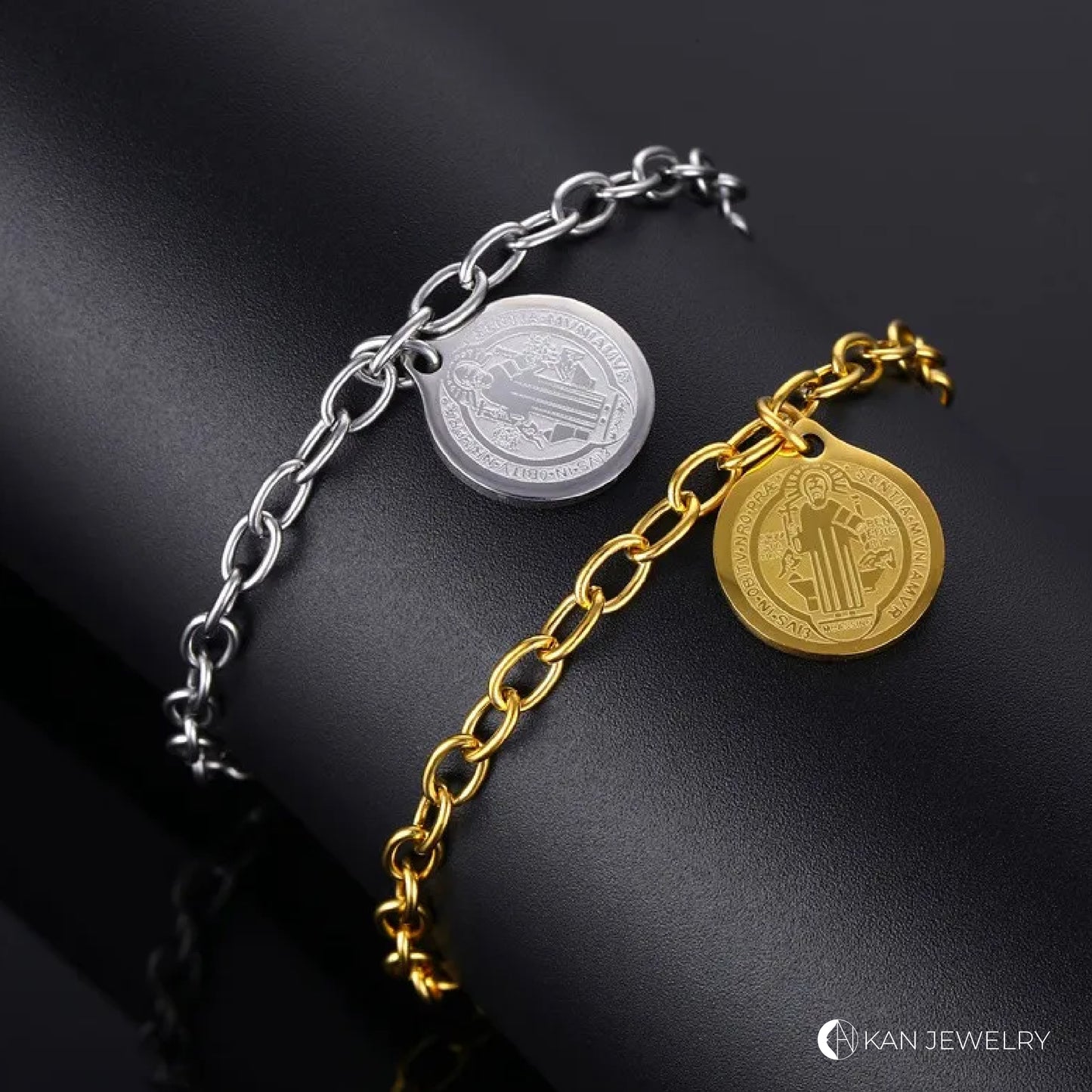 Pulsera San Benito Unisex de acero inoxidable chapada en oro de 18K