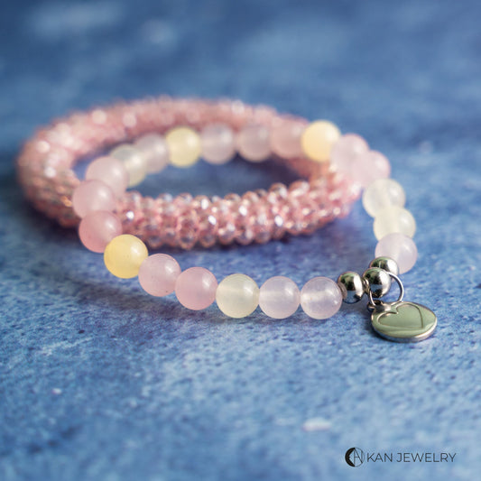 Conjunto de pulseras con piedras calcedonia, dije de acero y cristales rosa