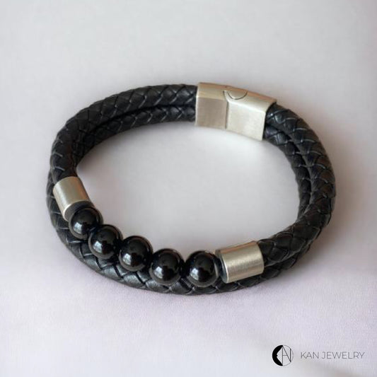 Pulsera de cuero, con cuentas negras onix y cierre de acero