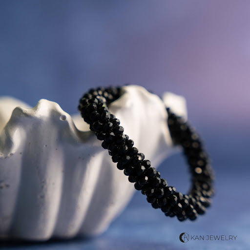 Conjunto de pulseras con piedras ónix negra y piedras ónix mate blancas