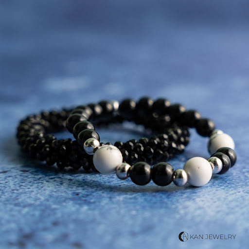 Conjunto de pulseras con piedras ónix negra y piedras ónix mate blancas